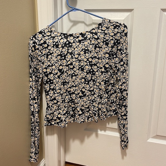 Hollister Flower Top - Picture 2 of 2
